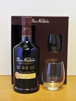 Dos Maderas P.X. 5+5 Triple aged Rum mit zwei Gläsern
